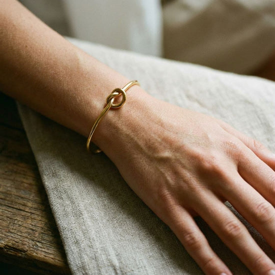 Goldenes Knoten-Armband